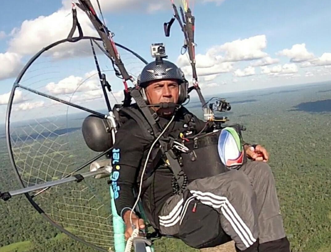 Jornalista e piloto de paramotor vai ajudar nas buscas por avião que teria caído no Acre