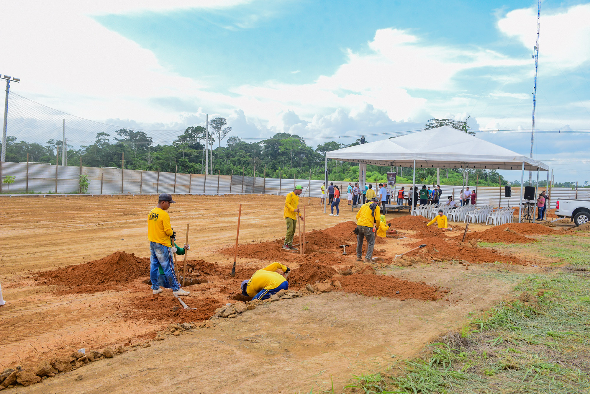 Socorro Neri autoriza construção de quadra de grama sintética na Cidade do Povo