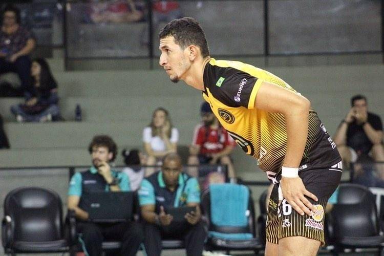 Thales Falcão joga de central