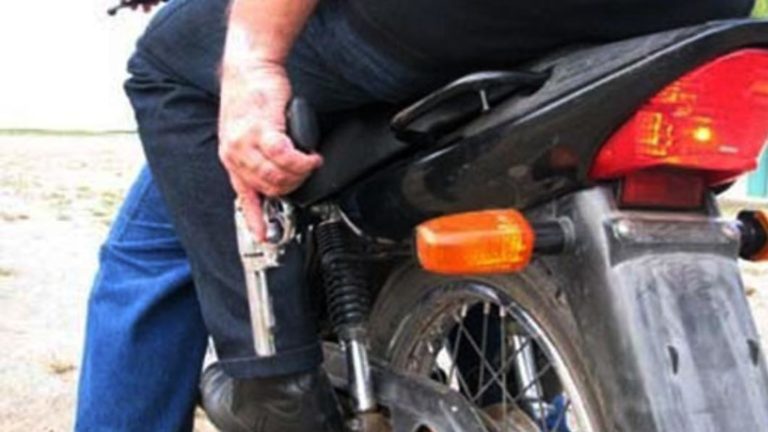 Criminoso é baleado ao tentar assaltar instrutor de tiros e alunos em Rio Branco