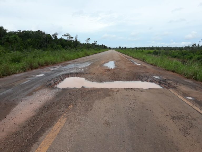 Em protesto, caminhoneiros e moradores prometem fechar BR-364 nesta quarta-feira