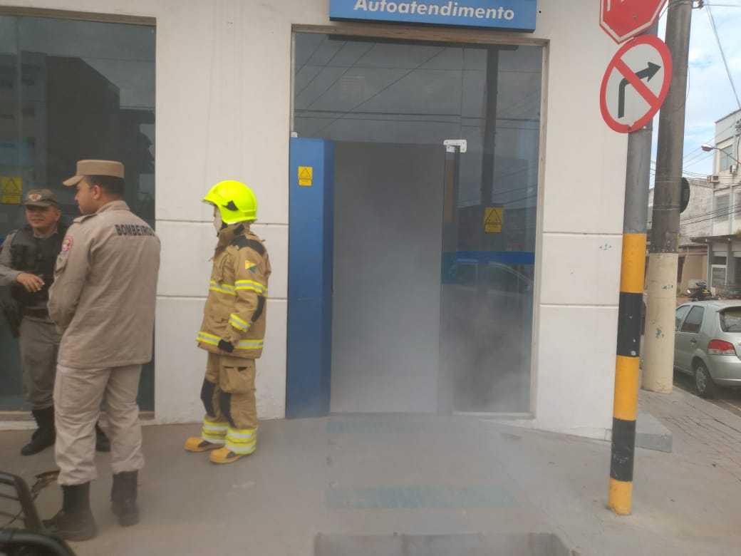 Bombeiros são acionados para atender suposto princípio de incêndio em agência bancária