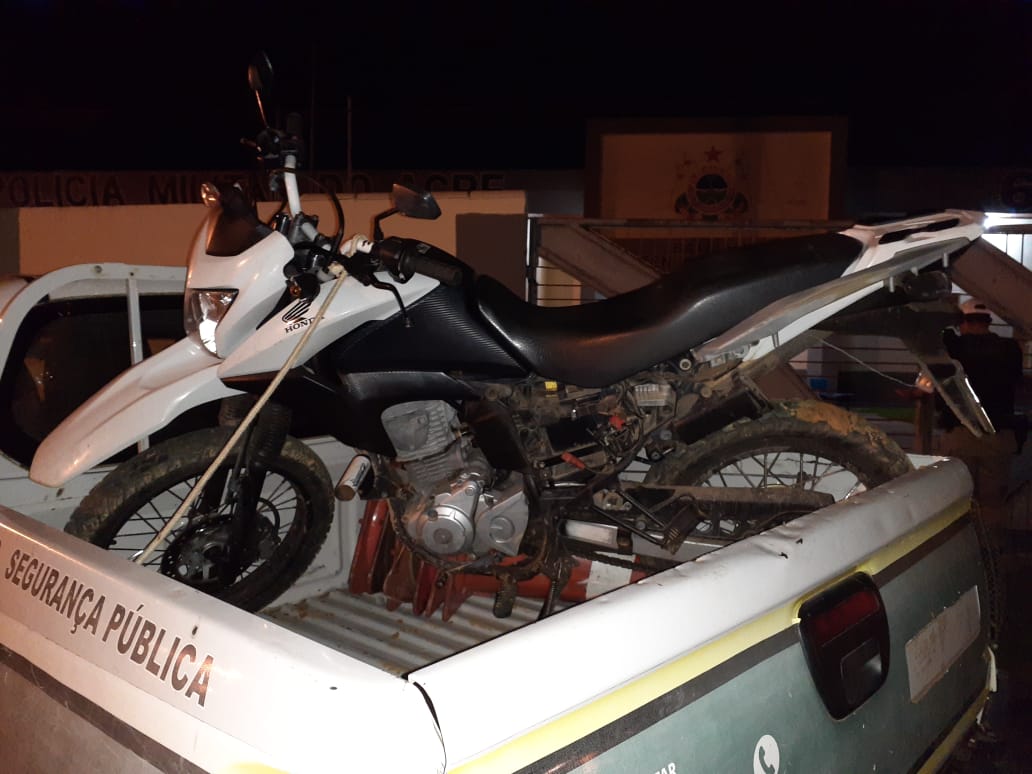 PM recupera motocicleta roubada em área de mata no interior do Acre
