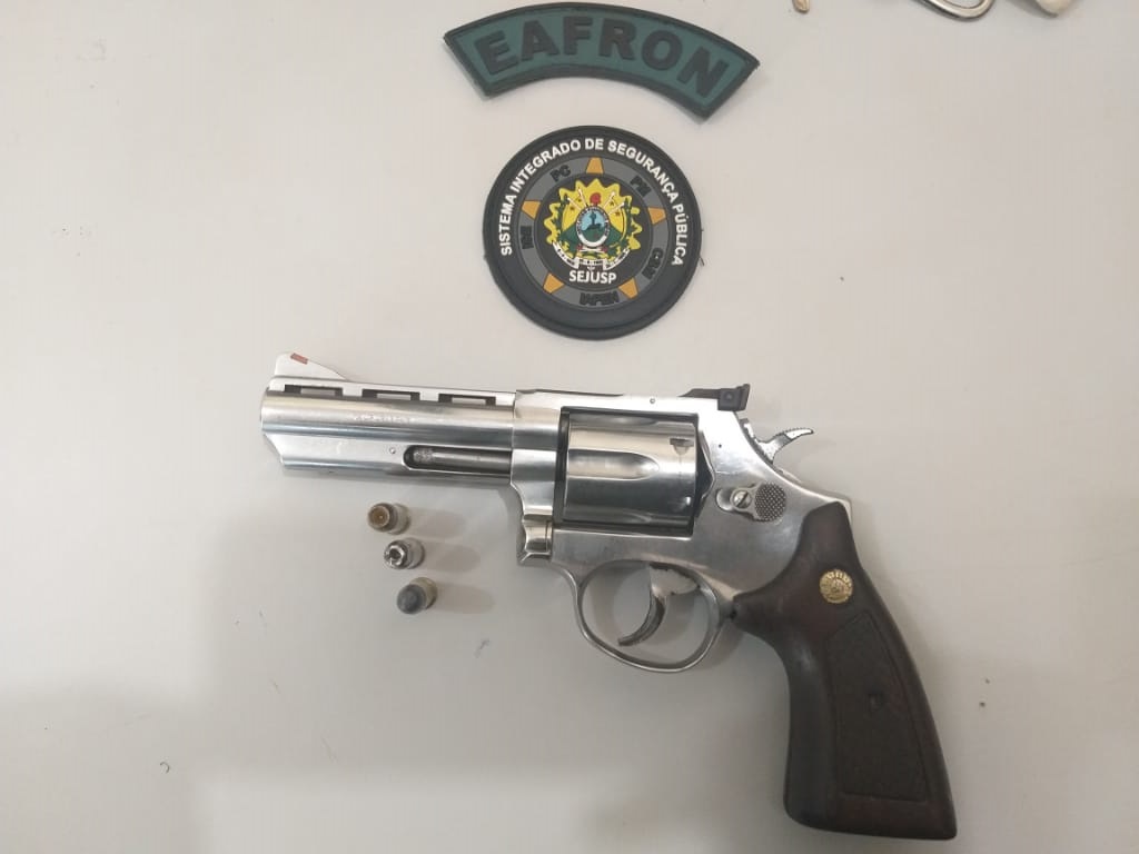 Mulher é presa na estrada de Plácido de Castro por porte ilegal de arma
