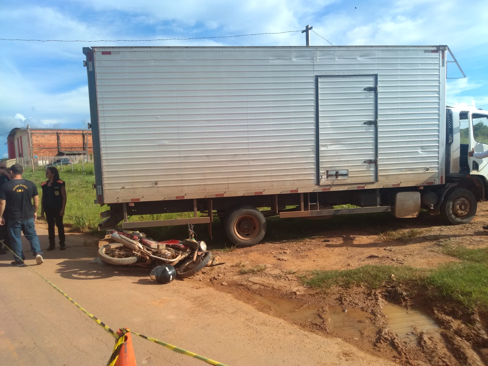 Vendedor de rapadura morre após moto colidir contra caminhão em Rio Branco