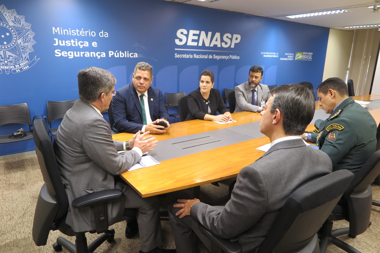 Rocha entrega lista de ações de combate ao crime a secretário Nacional da Segurança Pública