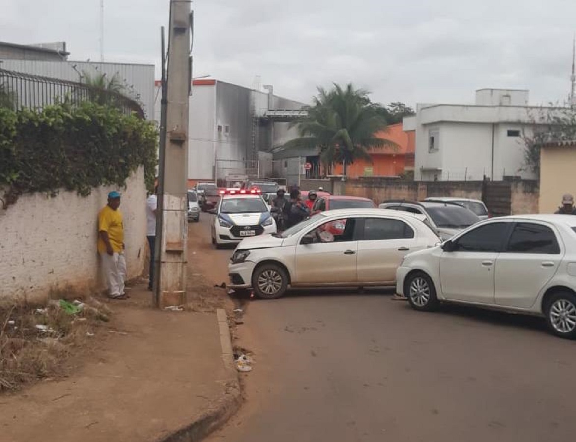 Carro colide com poste e causa acidente com mais dois veículos em Rio Branco