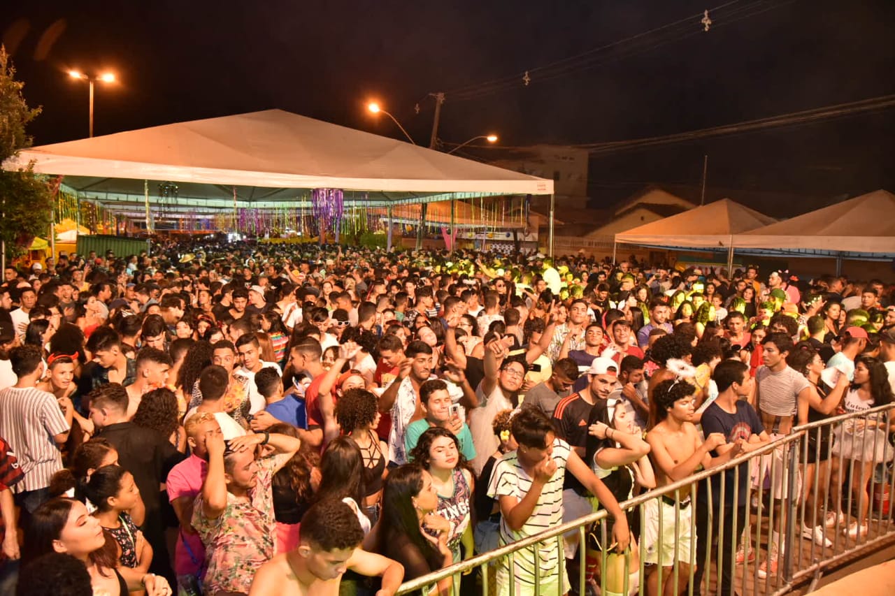 Rio-branquenses não desanimam na penúltima noite de Carnaval; veja fotos