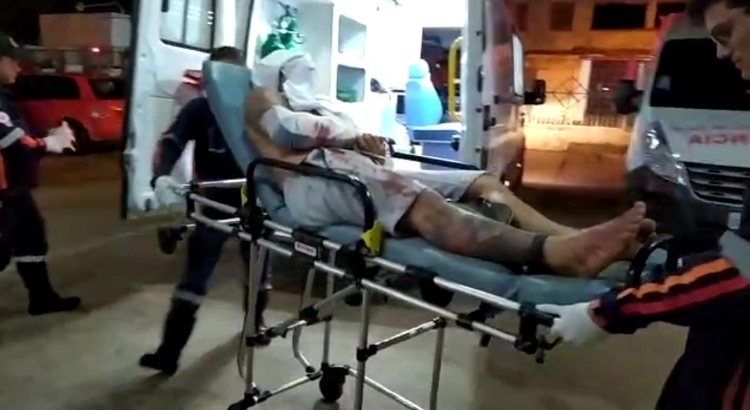 Jovem é baleado ao ser chamado no portão de casa em Rio Branco
