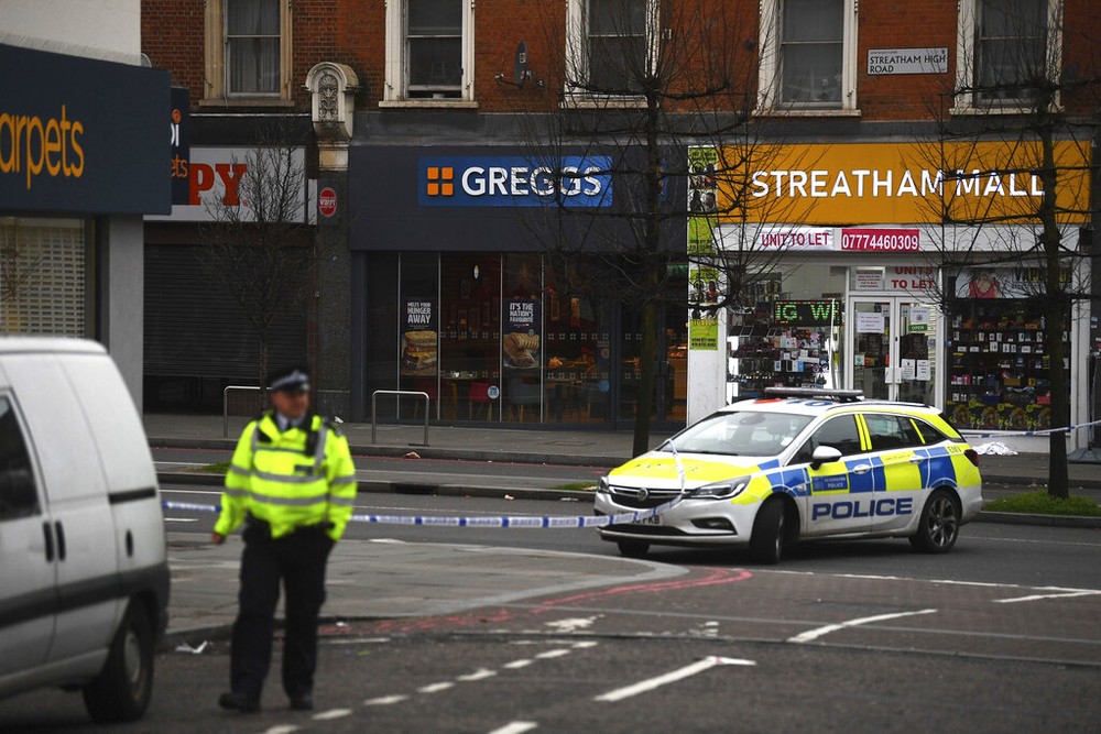 Homem com faca ataca pessoas em Londres; há vários feridos, diz polícia