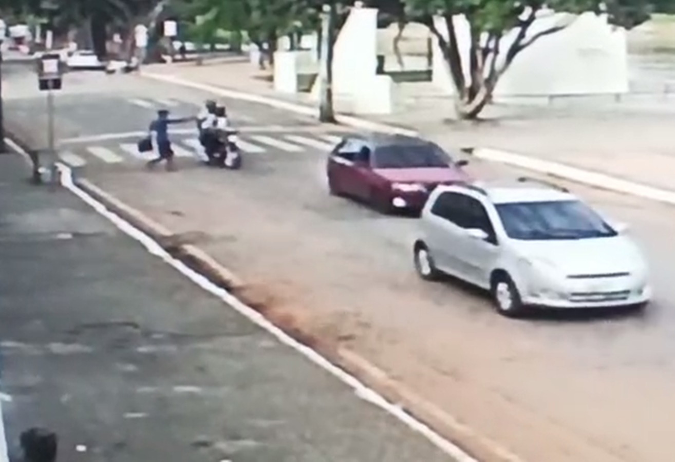 Vídeo: assaltante rende motociclistas a luz do dia no calçadão da Gameleira