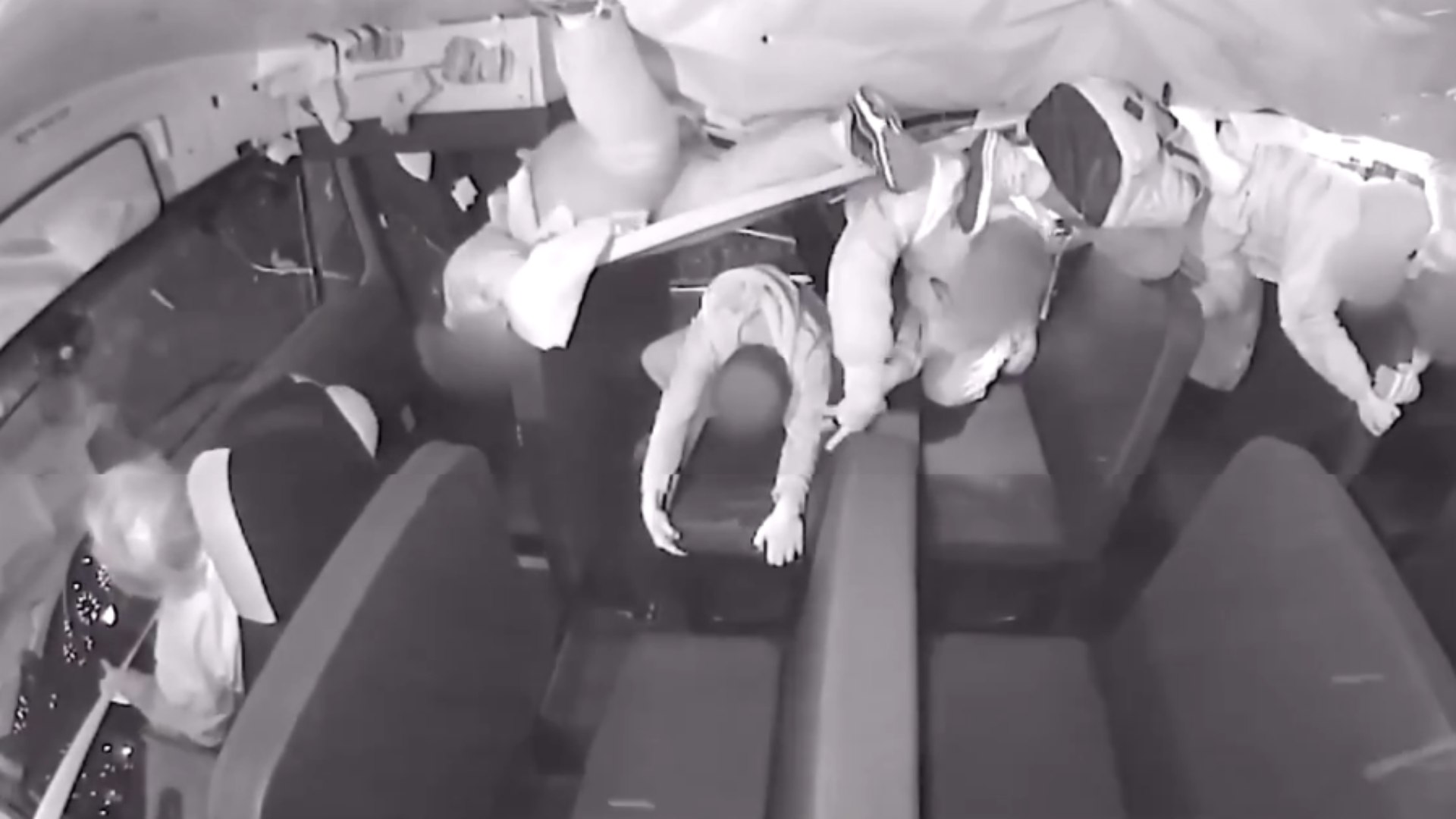 Vídeo mostra crianças sendo lançadas ao ar em acidente com ônibus escolar