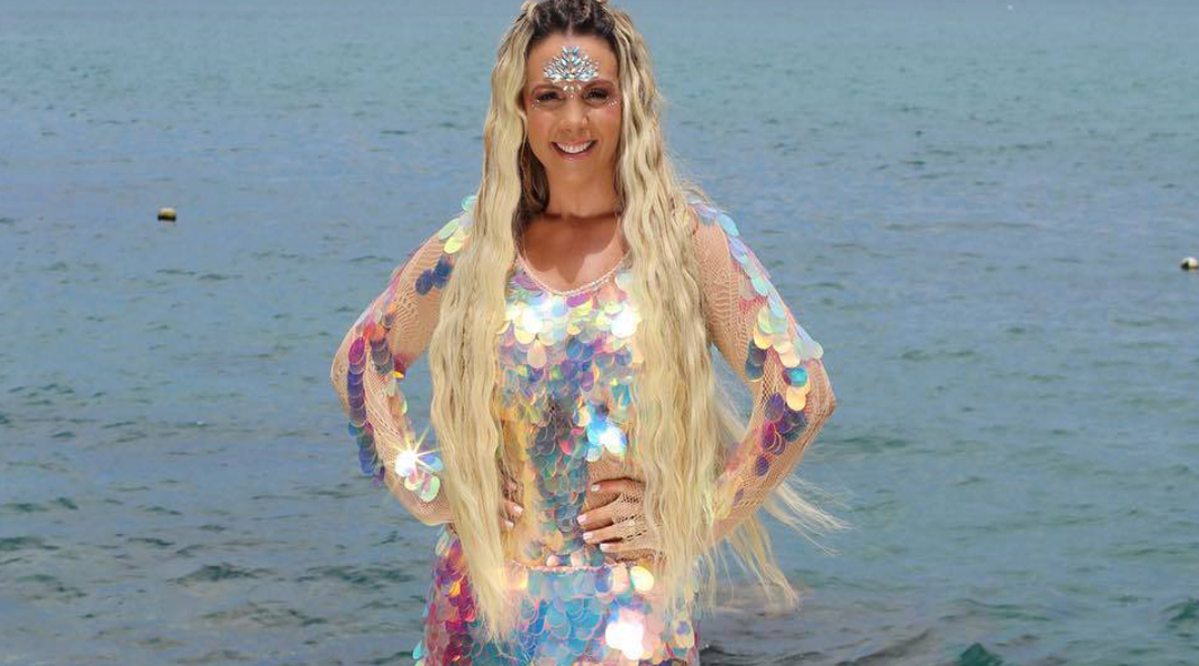 Carla Perez surge decotada com look elegante e internautas elogiam: ”Diva”