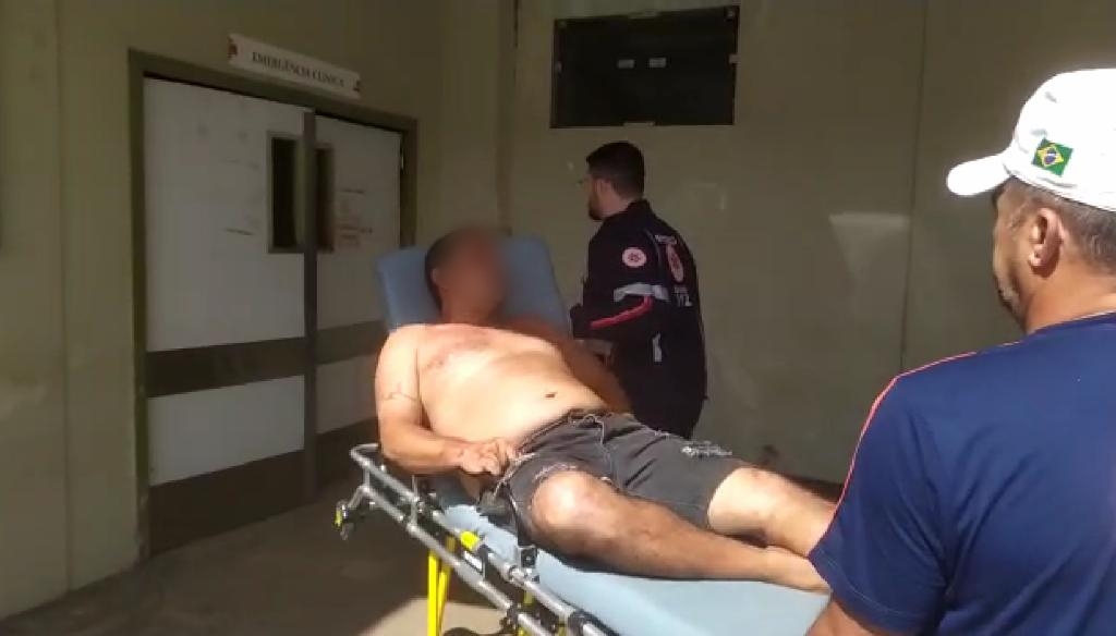 Homem leva facada nas costas durante briga em bar neste domingo na capital