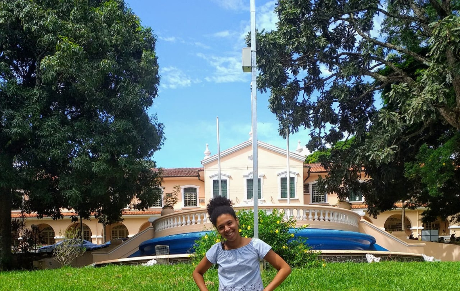 Garota de 17 anos passa em medicina na USP após estudar 14 horas por dia
