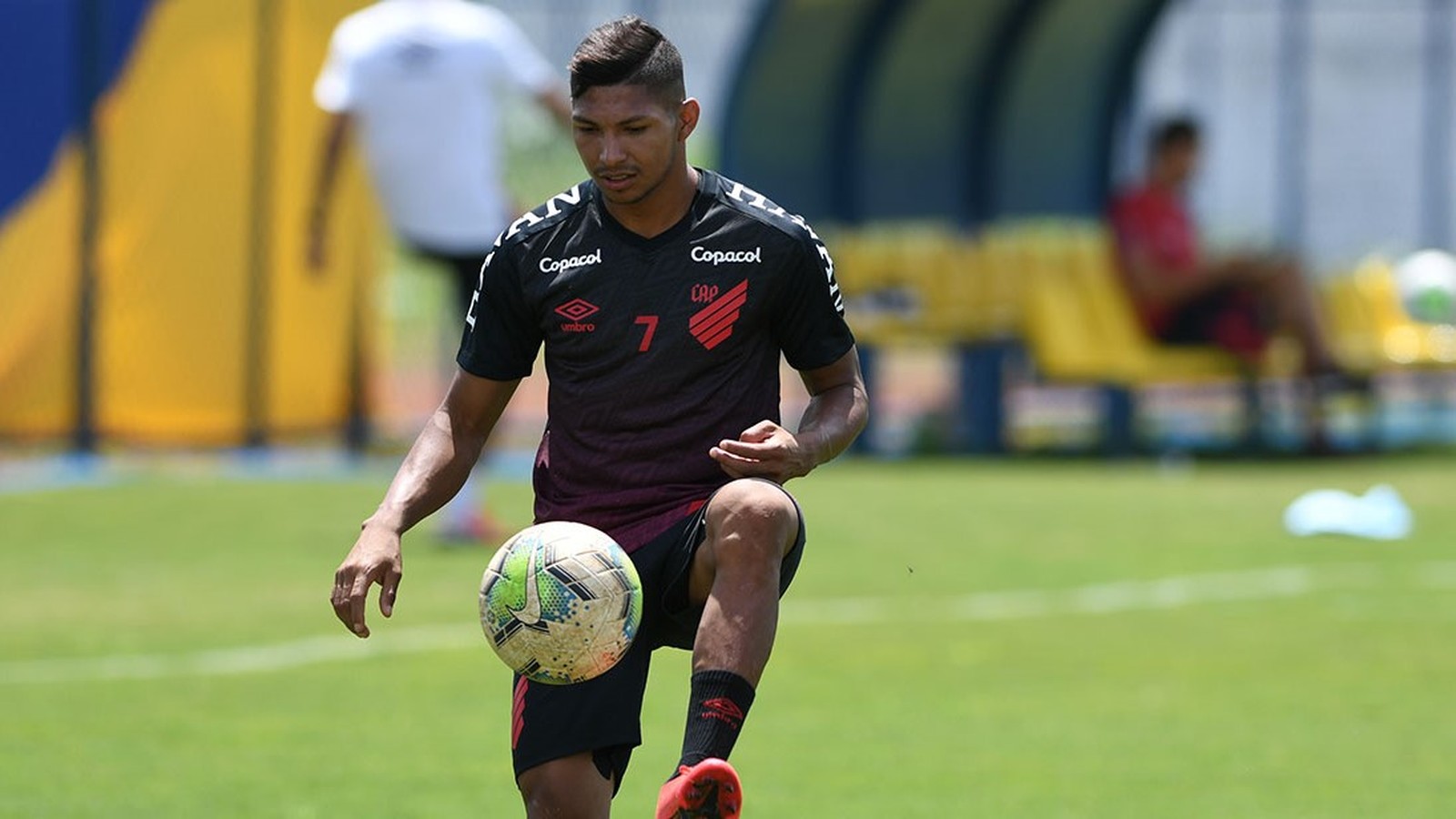Em meio a novela, veja como Dorival Júnior pode armar o ataque do Athletico