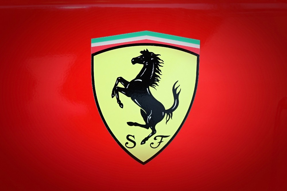 Ferrari apresenta novo carro para tentar quebrar jejum de títulos