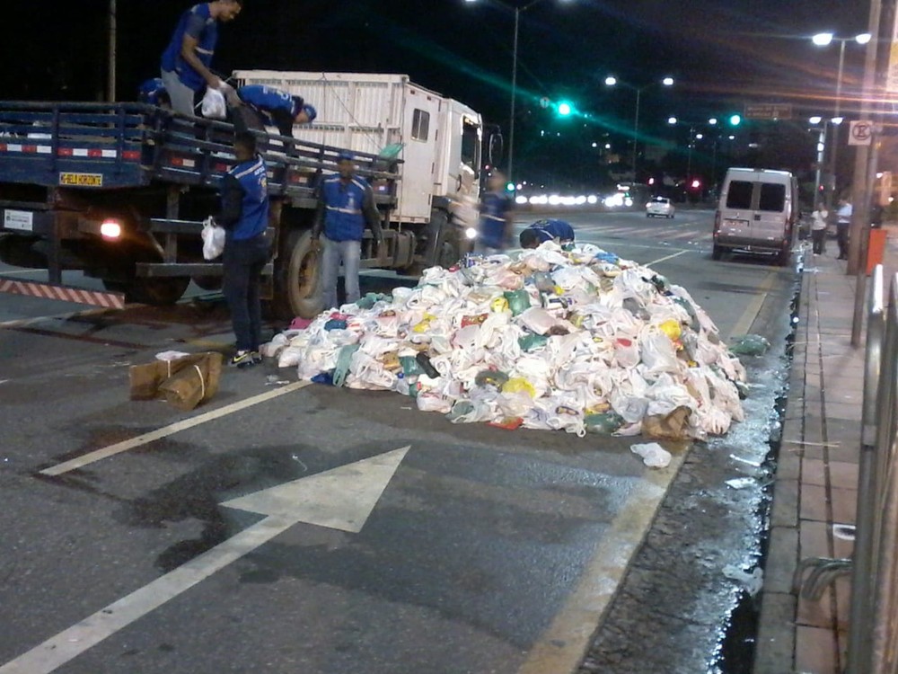 Alimentos arrecadados em show de Pabllo Vittar são deixados na rua após evento