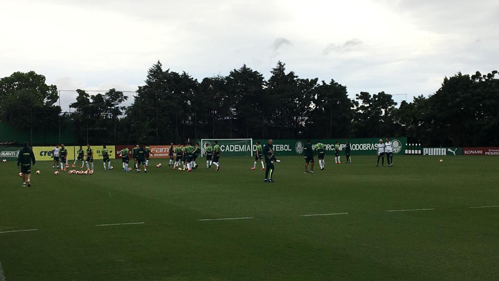 Rony treina com reservas, e Luxa monta time para clássico de sábado
