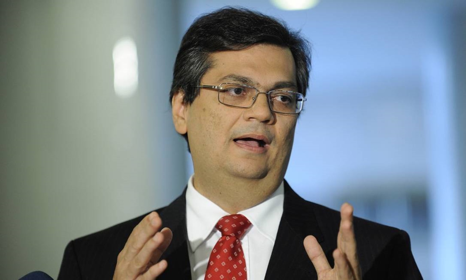 Comunista, Flávio Dino anuncia novo piso salarial, de R$ 6,3 mil, para professores