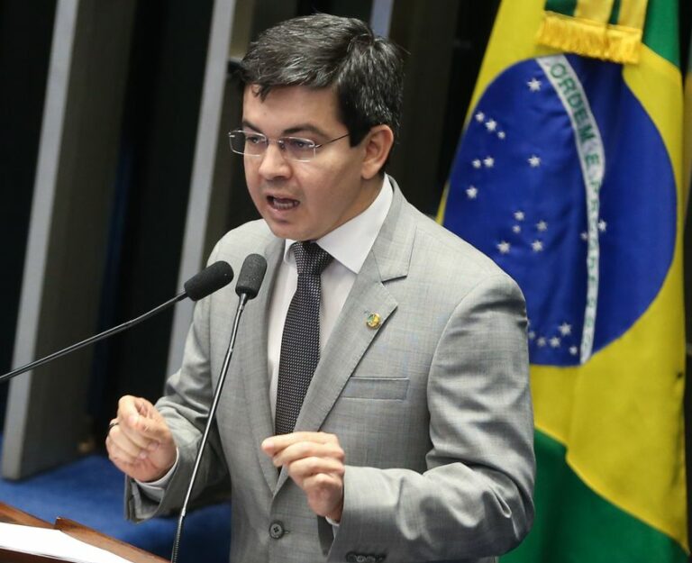 Em áudio gravado por Kajuru, Bolsonaro xinga e ameaça agredir senador Randolfe Rodrigues