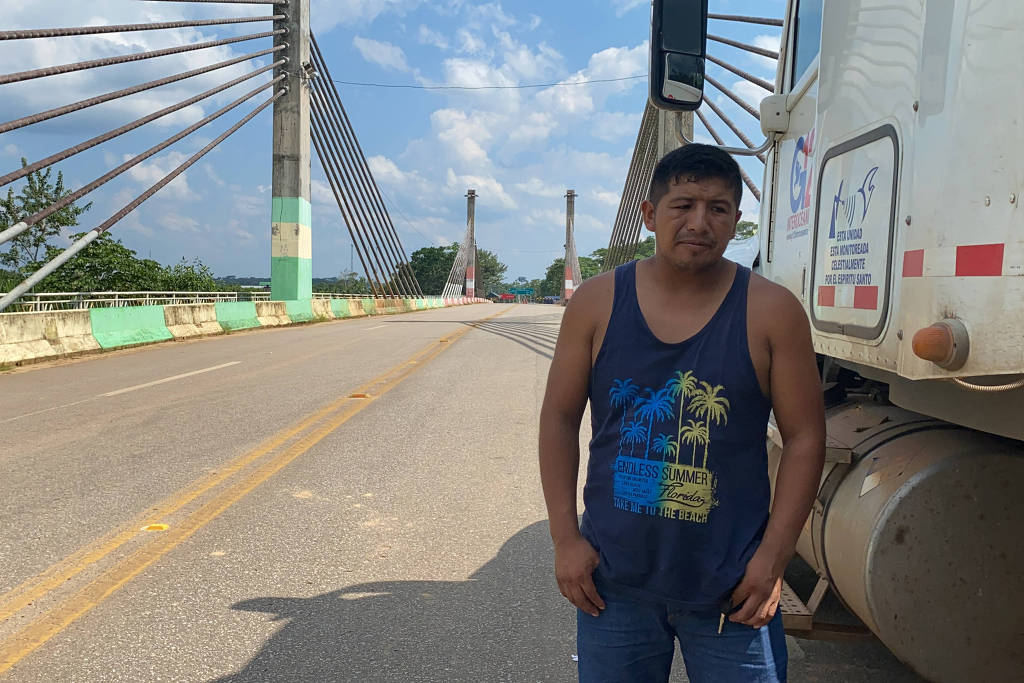 Impedido de entrar no Peru e Brasil, caminhoneiro vive no limbo sobre ponte em Assis Brasil