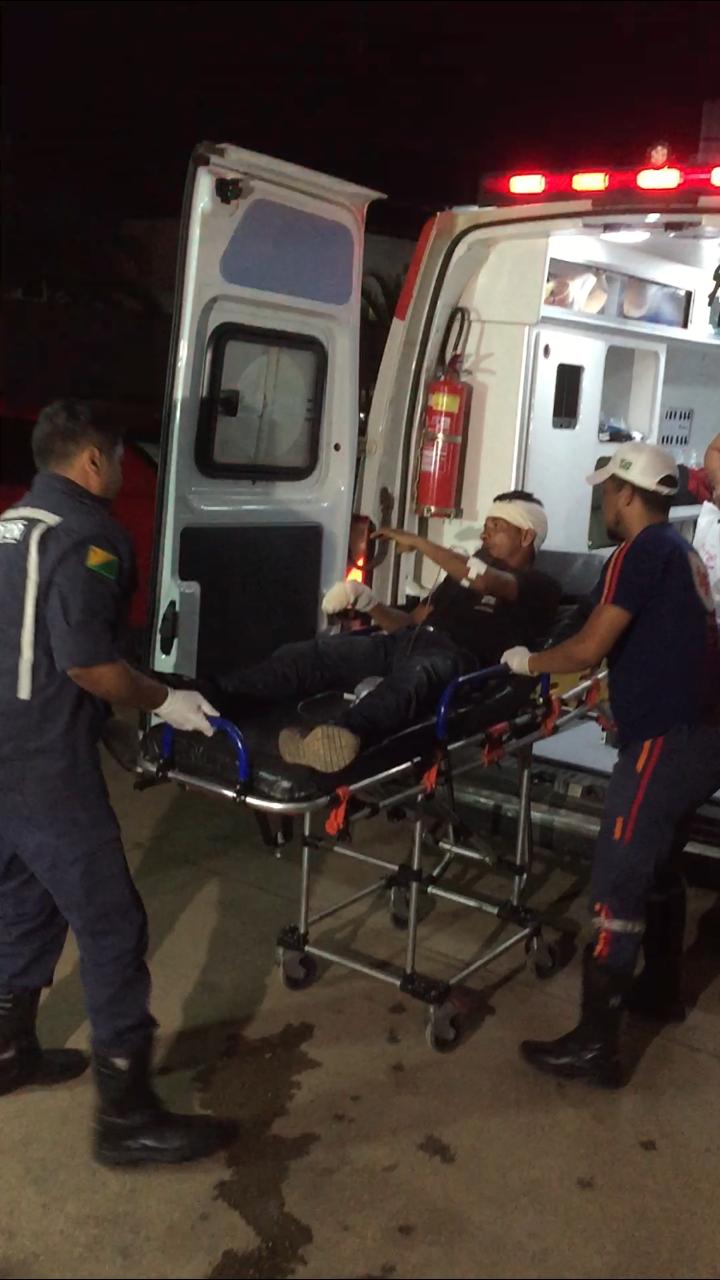 Homem reage a assalto em ônibus e passageiros são baleados, em Rio Branco