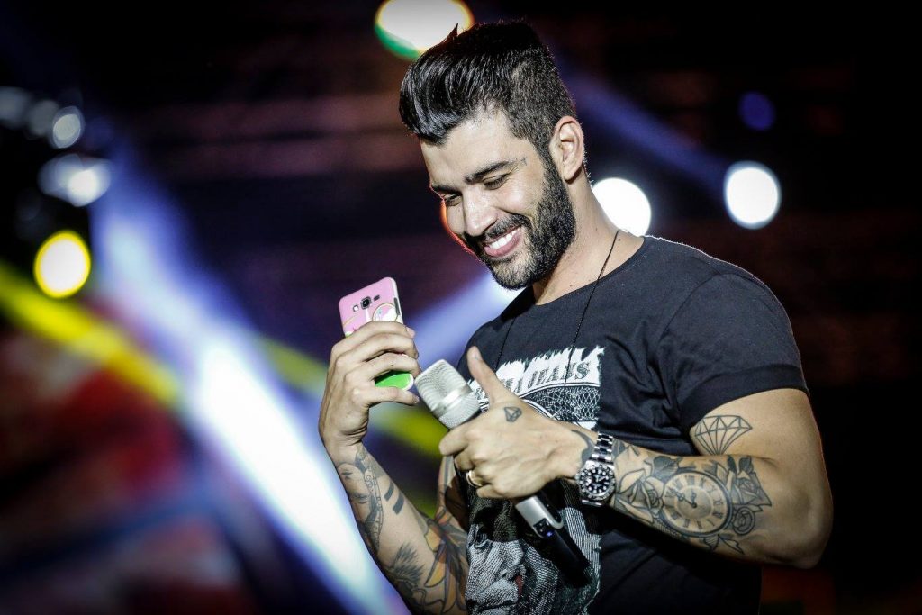 Fã tatua Gusttavo Lima com chifres e cantor tem reação inesperada
