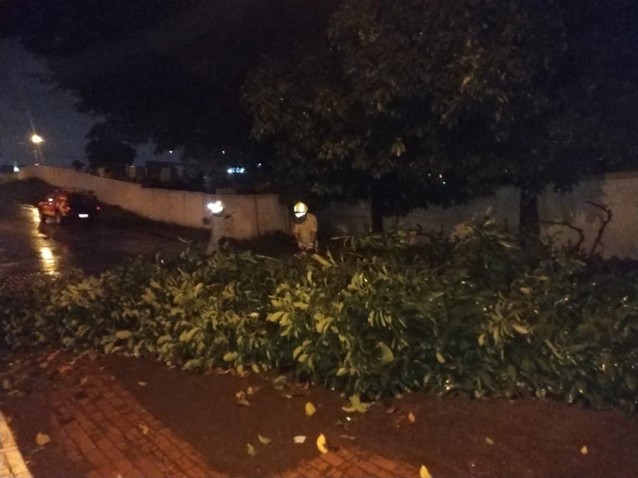 Bombeiros atendem 7 ocorrências durante temporal, dois suicídios e uma tentativa