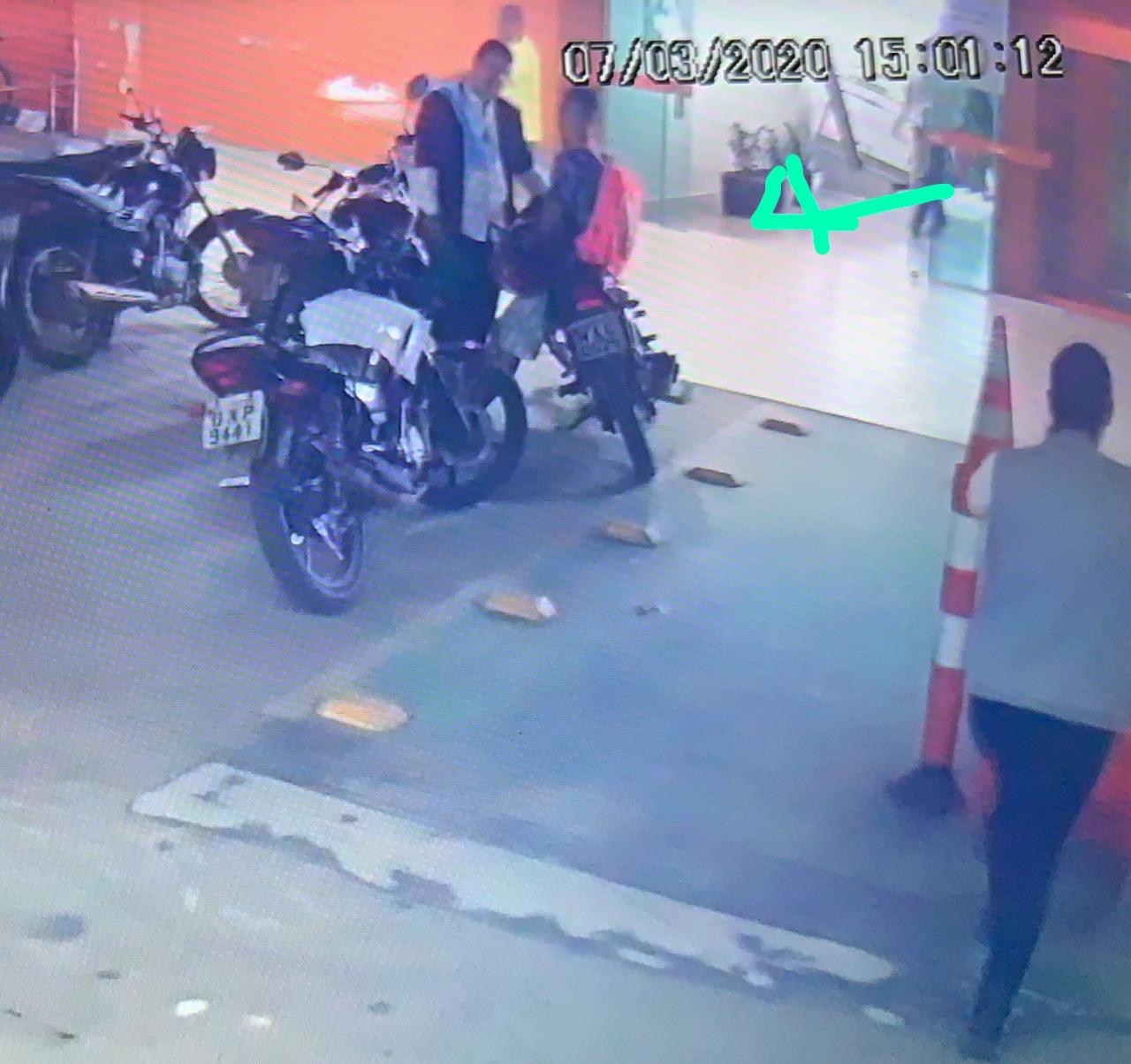 Câmeras de supermercado flagram moto sendo roubada de estacionamento