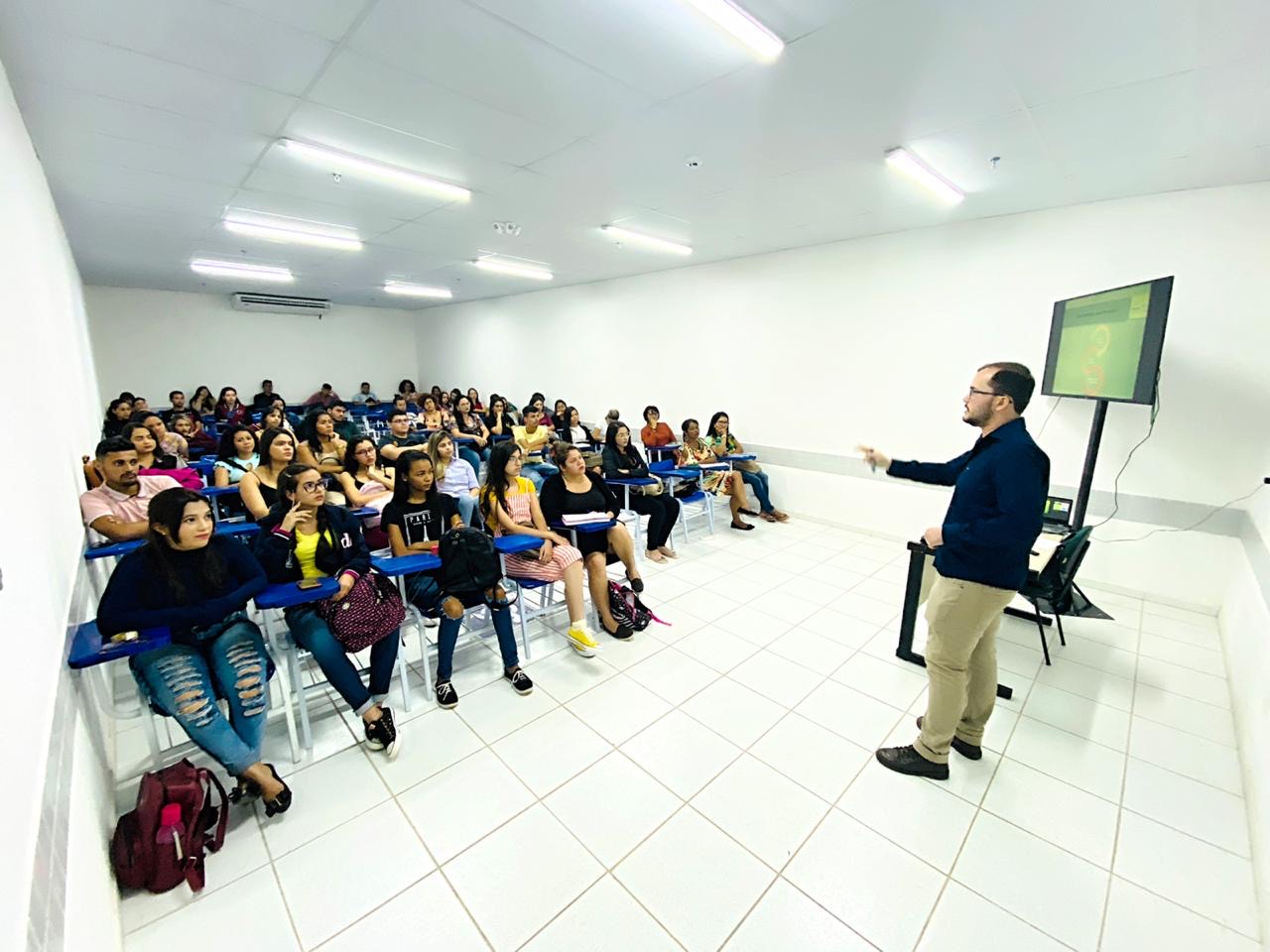 Primeiras turmas de Psicologia e Enfermagem da Unama participam de palestra sobre estresse