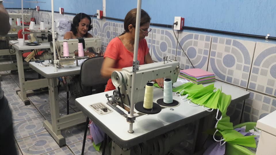 Costureiras voluntárias produzem mais de 2 mil máscaras para profissionais de saúde no AC