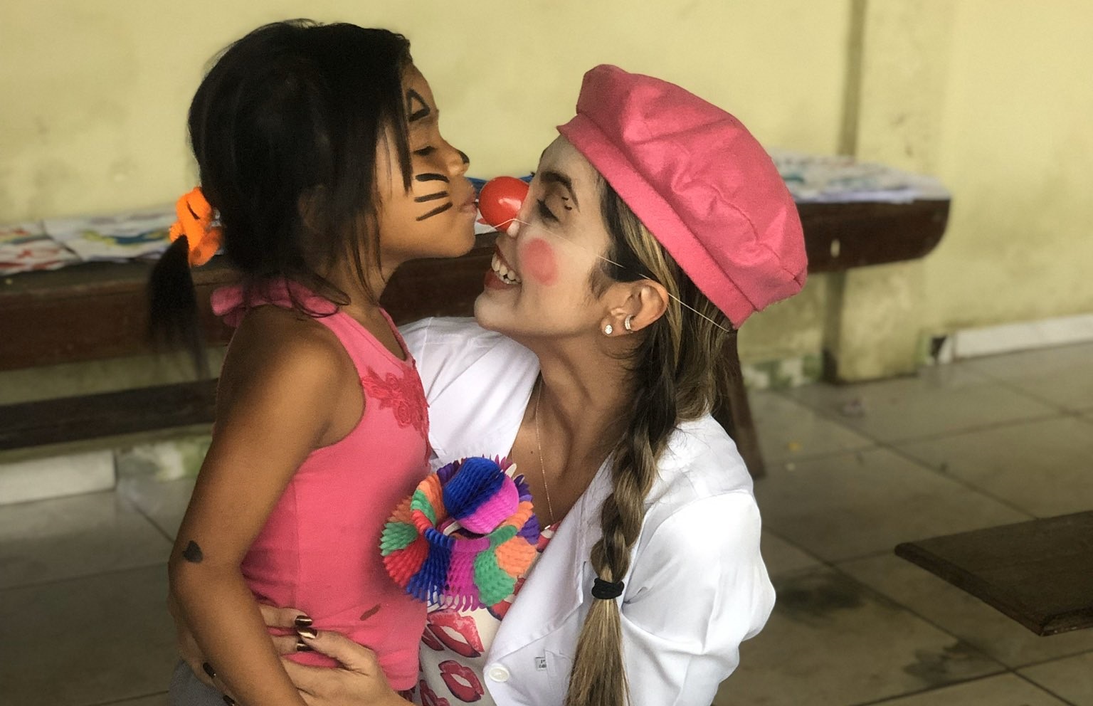 ‘Primeira-dama’ do futebol encanta Twitter ao postar foto com criança no AC