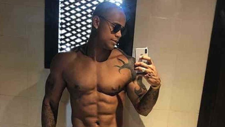 Leo Santana conta que foi mordido por fã em local inusitado: “Que dor”