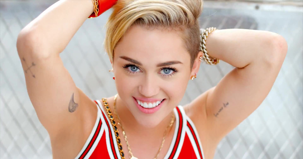 Miley Cyrus diz que deixou igreja porque amigos gays não eram aceitos