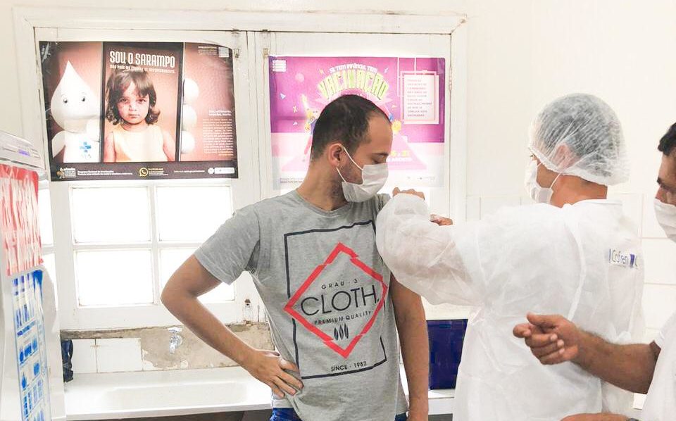 Idosos e profissionais da saúde começam a receber vacina contra influenza nesta segunda
