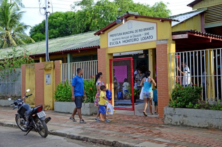 Aulas da rede pública no Acre só voltarão após vacina contra covid-19, diz governador