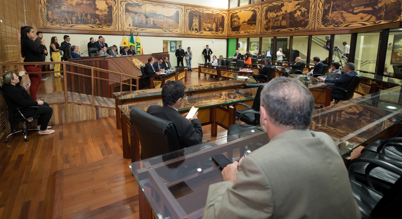 Deputados reduzem alíquota de 22% para 14% da Reforma da Previdência no Acre