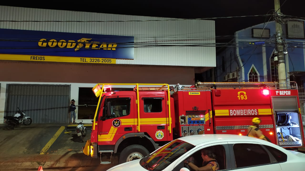Incêndio quase destrói empresa de auto peças e serviços em Rio Branco