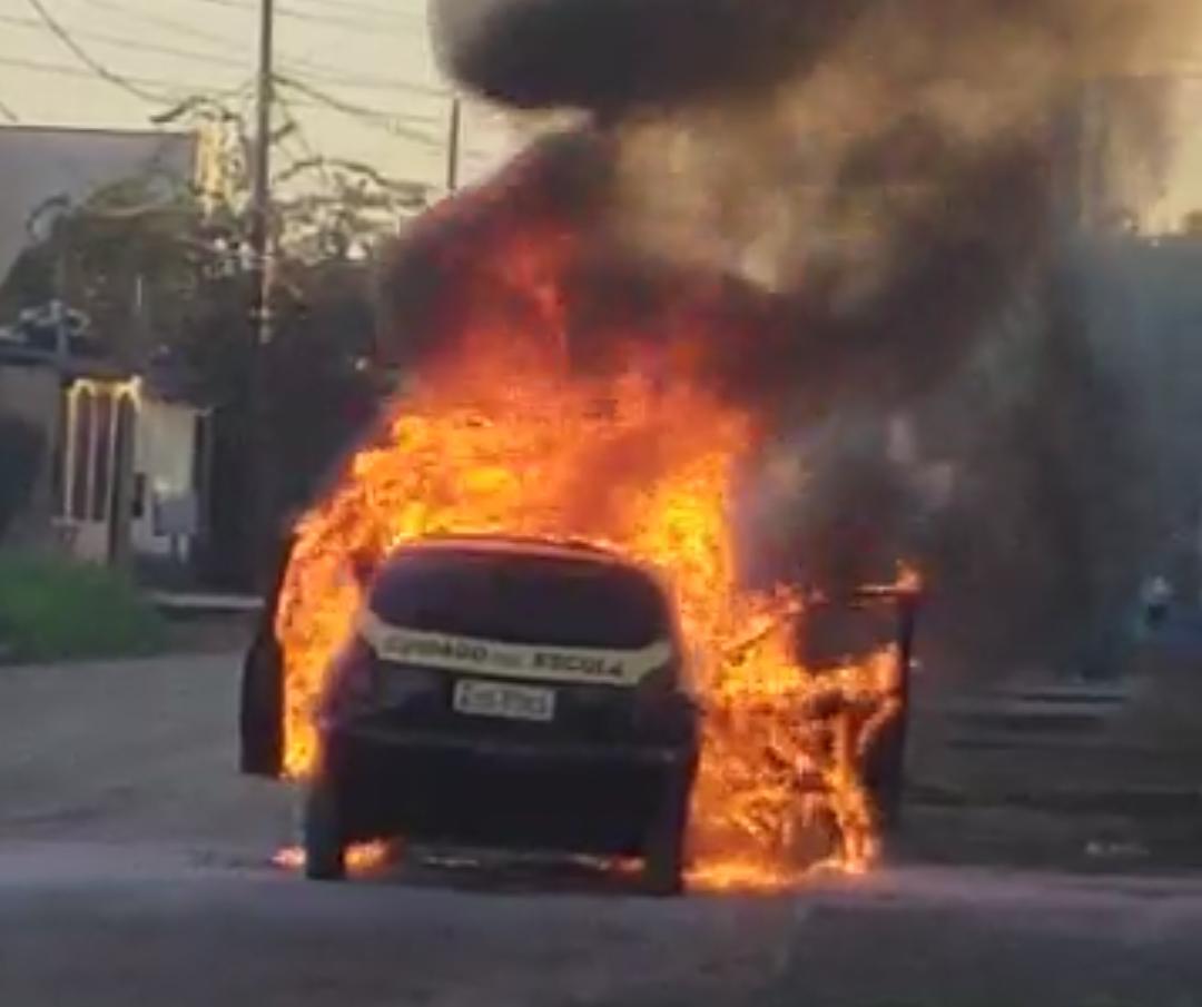 Em Rio Branco, carro de auto escola pega fogo e provável causa é pane elétrica