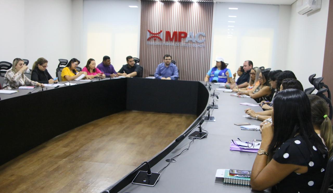 MP reúne autoridades de saúde e assistência social para debater cuidado com idosos em situação de rua