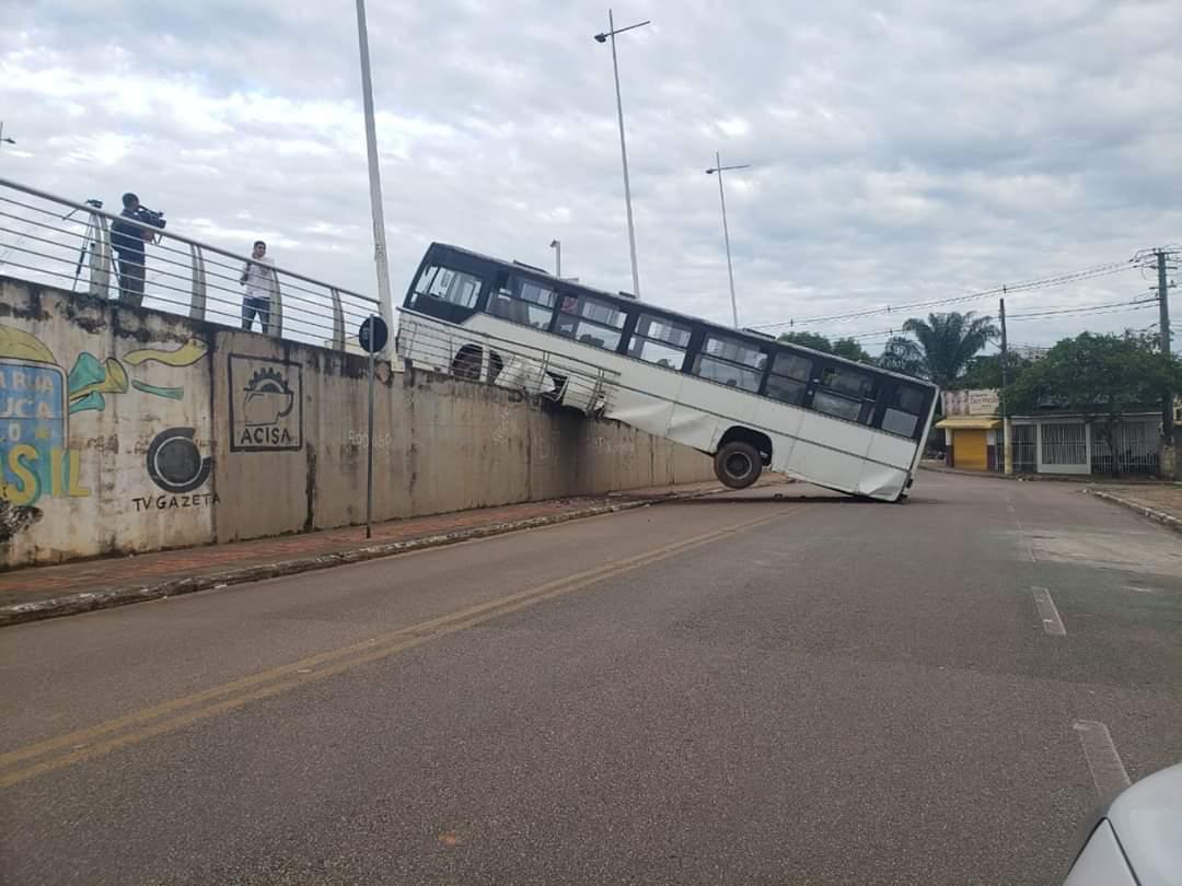 Ao tentar dar ré, motorista perde controle e ônibus cai da Quarta Ponte