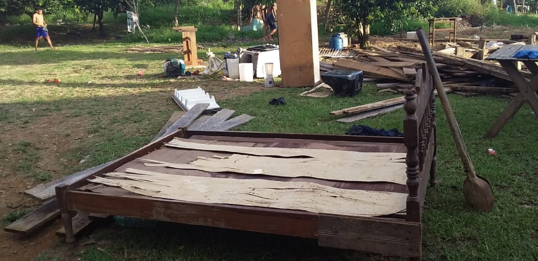 Marido não aceita separação e derruba casa da esposa, em Rio Branco