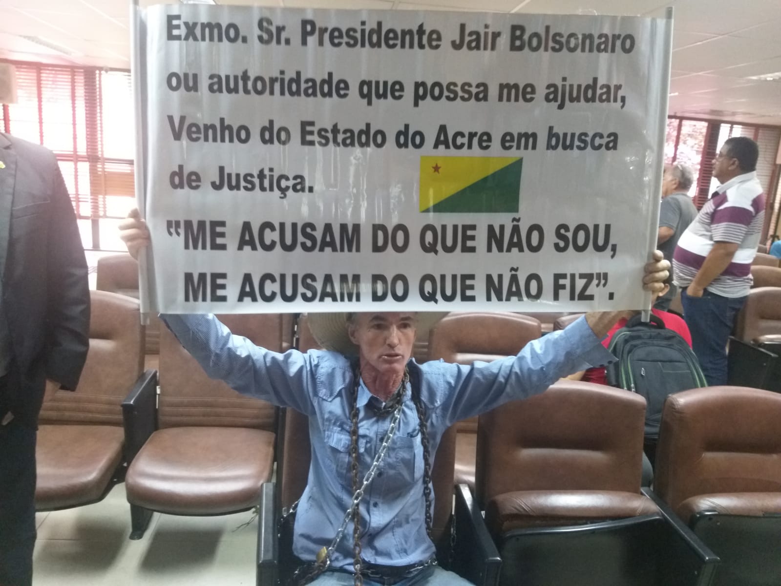 Produtor se acorrenta na Aleac e diz que Incra lhe tirou 126 hectares de terra