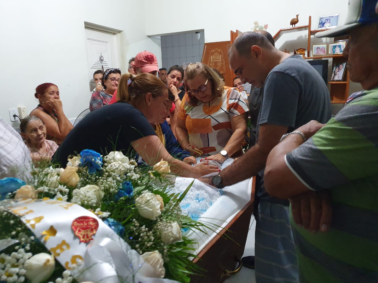 Corpo do empresário José Jesus foi sepultado na tarde desta sexta sob grande comoção