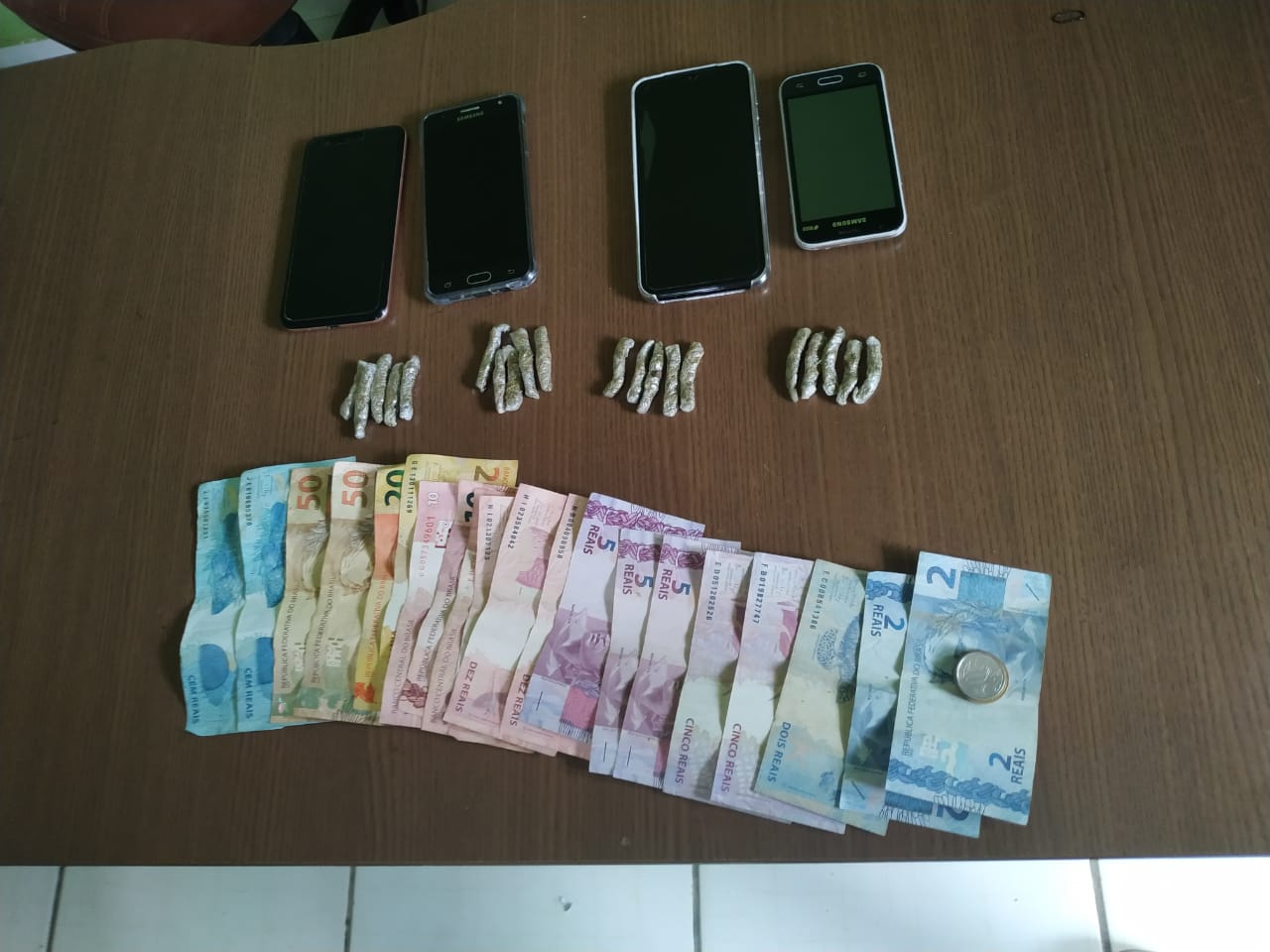 Três mulheres são presas com droga e dinheiro enterrados em quintal de casa