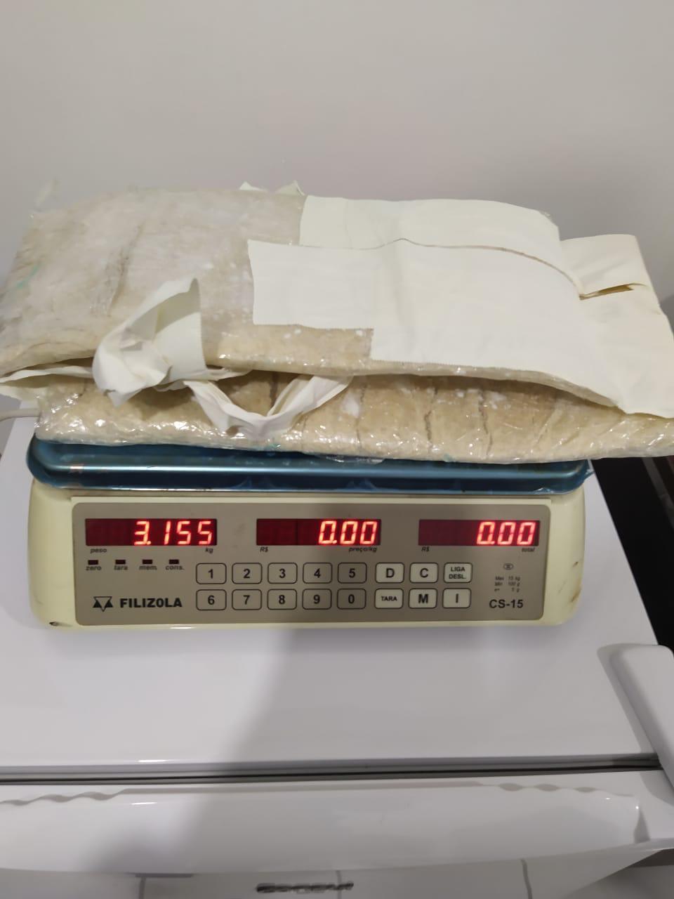 Dupla é presa em aeroporto do AC com mais de 6 kg de cocaína