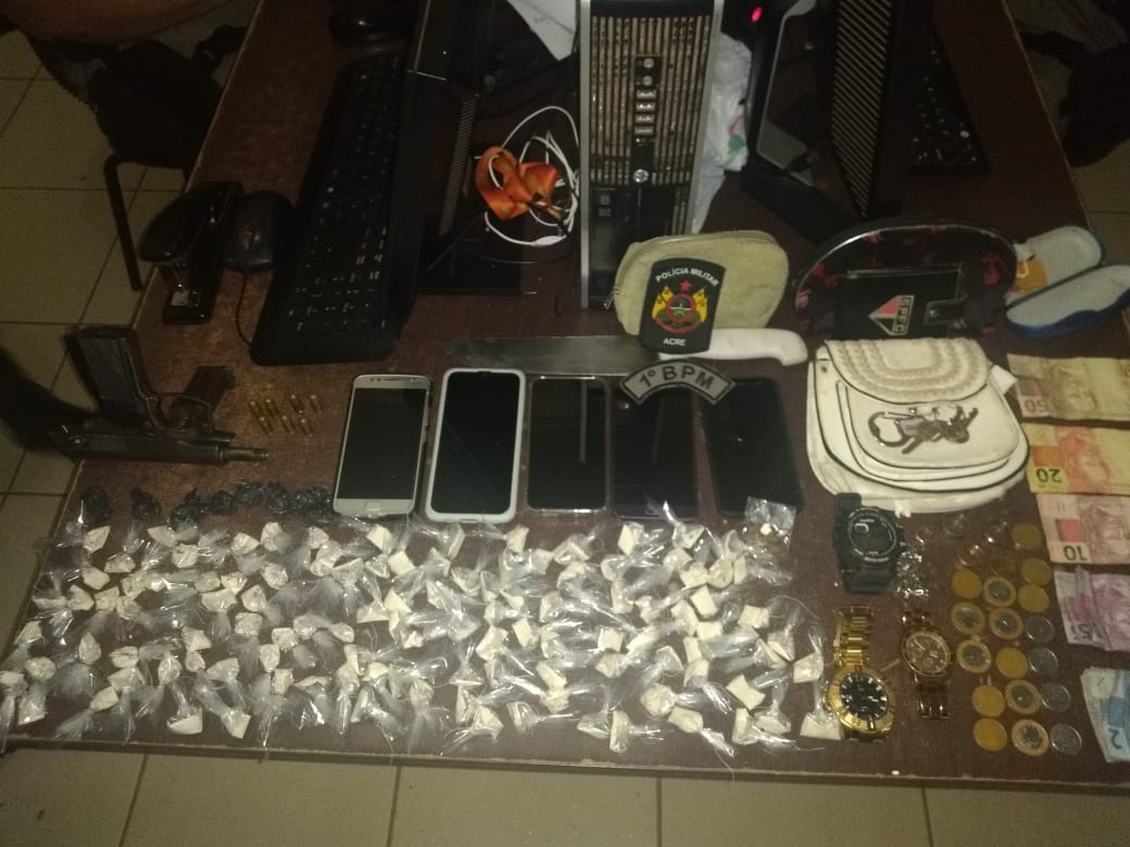 Quatro são presos com drogas, dinheiro e arma no Parque da Maternidade
