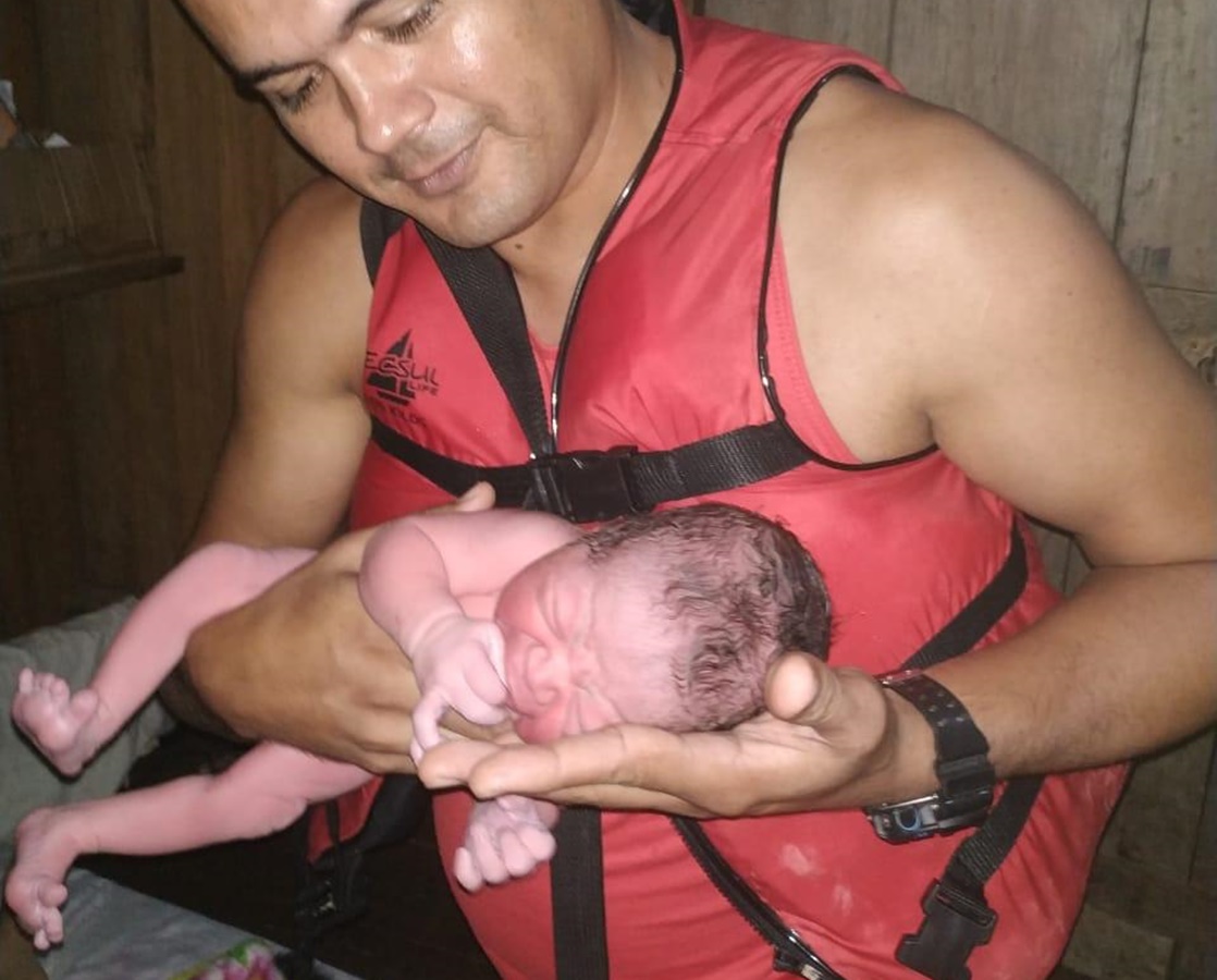 Bombeiros resgatam mulher e bebê que estava em trabalho de parto no rio Macauã
