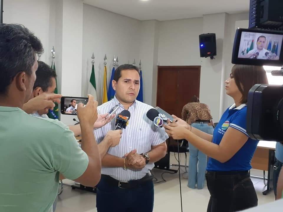 Daniel Herculano pede para sair da Saúde em Sena; vice-prefeito pode ocupar o cargo